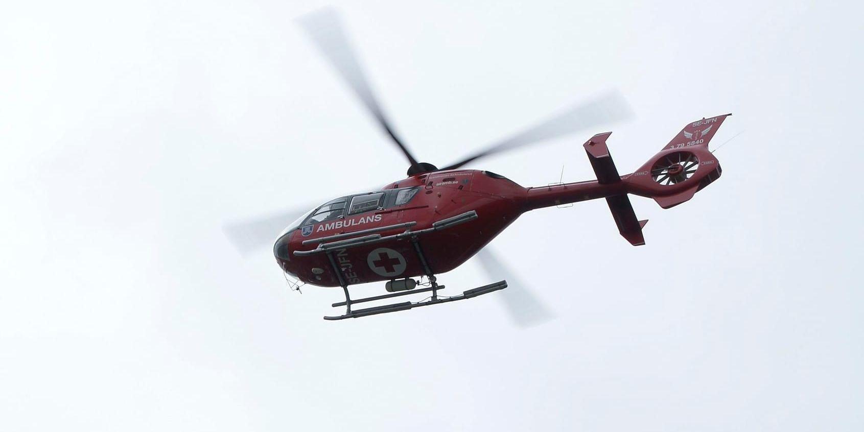 En person fick flygas med ambulanshelikopter till sjukhus efter singelolyckan i Kärna. Arkivbild.