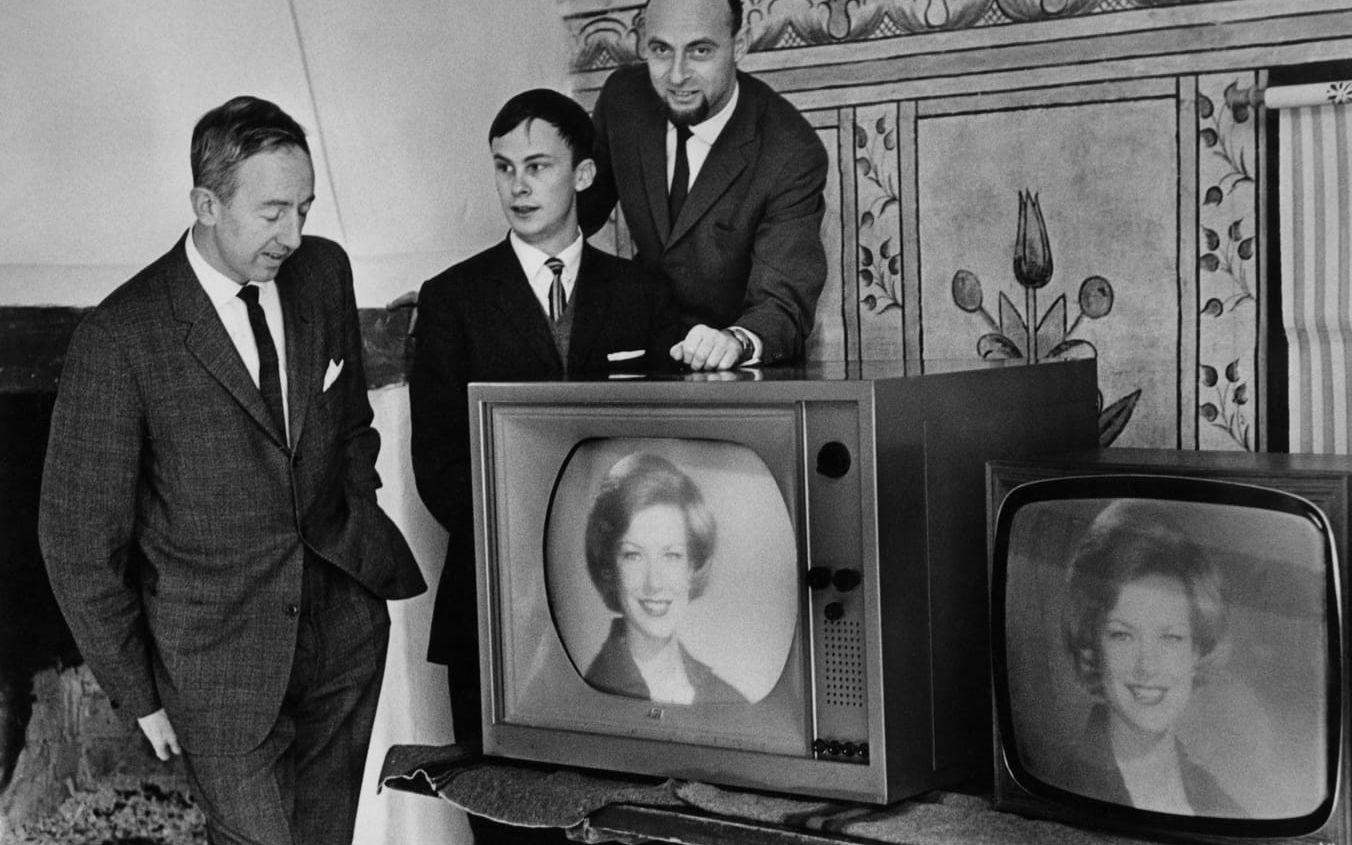 FÄRG-TV i SVERIGE. Den 1 april, 1970, inleds reguljära tv-sändningar i färg. Testsändningar hade dock pågått sedan 1964. På bilden syns bland annat Bengt Feldreich. Foto: TT