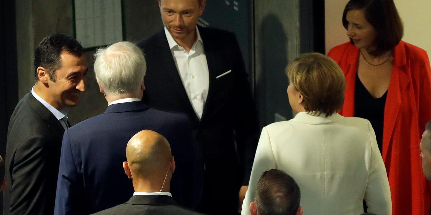 Cem Özdemir (De gröna), Horst Seehofer (CSU), Christian Lindner (FDP), Angela Merkel (CDU) och Katrin Göring-Eckardt (De gröna) vid ett av de inledande sonderingssamtal i oktober.
