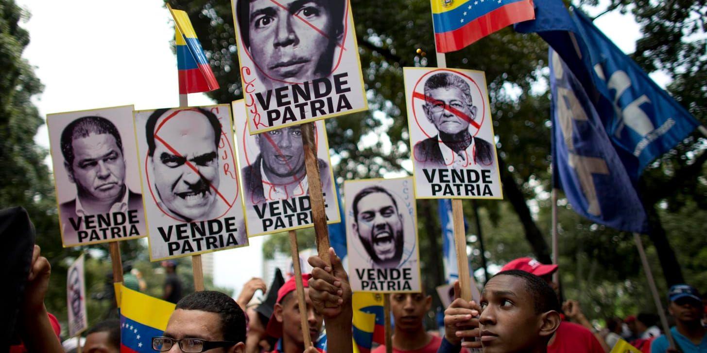 Regeringstrogna demonstranter i Caracas i veckan, med protester mot oppositionens ledare.