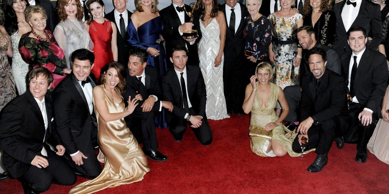Skådespelargänget i "Våra bästa år" poserar tillsammans vid Emmy Daytime Awards 2015. Arkivbild.