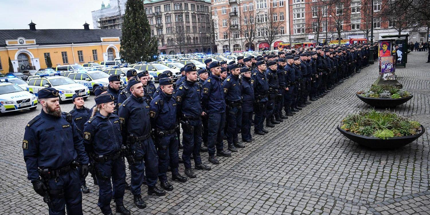 Malmöpoliser håller tyst minut på Drottningtorget för polismannen som omkom i en trafikolycka under en utryckning.