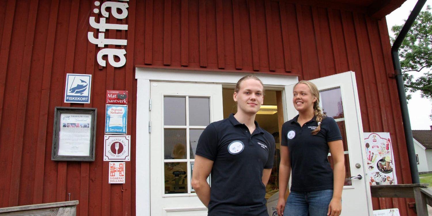 Stöttar varandra. Carl och Ida Hjelmqvist jobbar sin första respektive femte sommar på Tiraholms fisk.