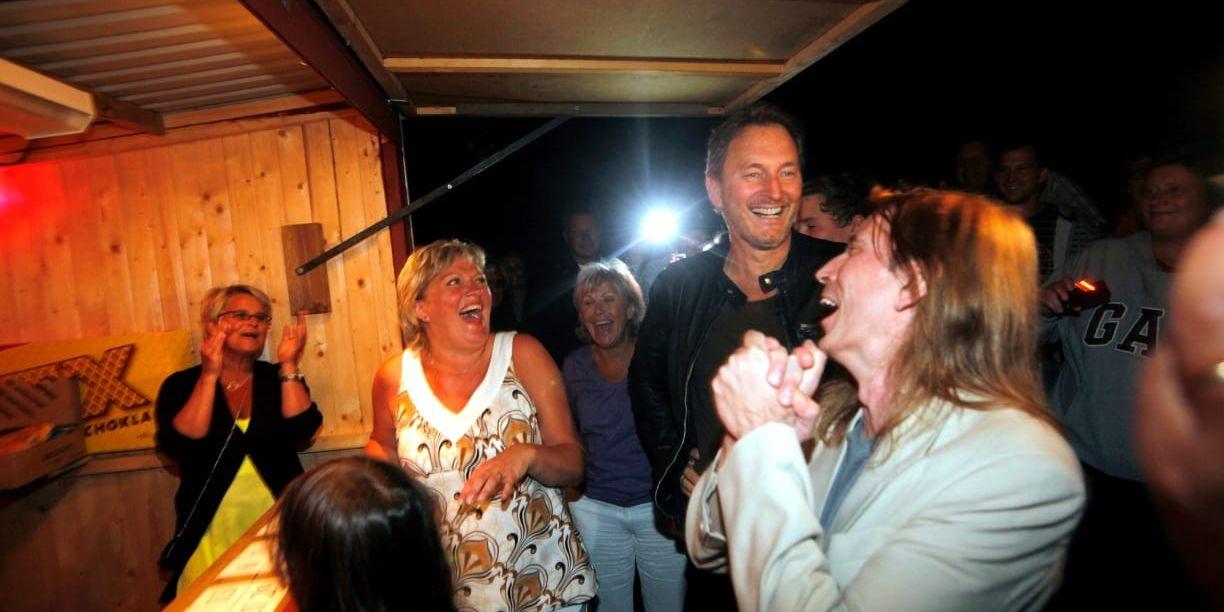 Tomas Ledin kom till efterfesten i Tyluddens stugby i sällskap av låtskrivaren Dan Hylander. Först hade Ledin spelat på Solgården i Tylösand. Inbjudan till festen stod Carina Stridh Jönsson för.