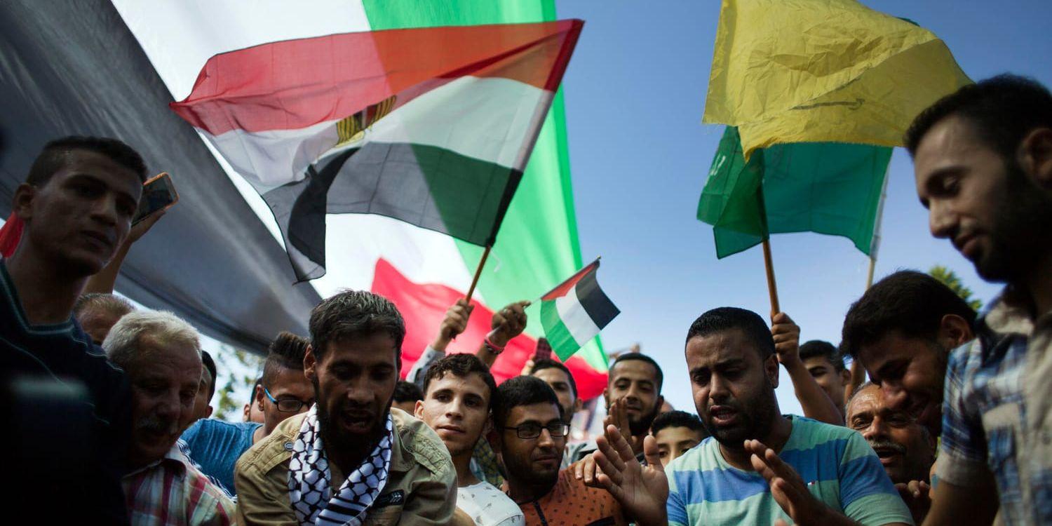 Försoningsavtalet mellan Fatah och Hamas firas i Gaza stad. Många palestinier hoppas att situationen i blockadens Gaza ska förbättras när de palestinska rivalerna sluter fred med varandra.