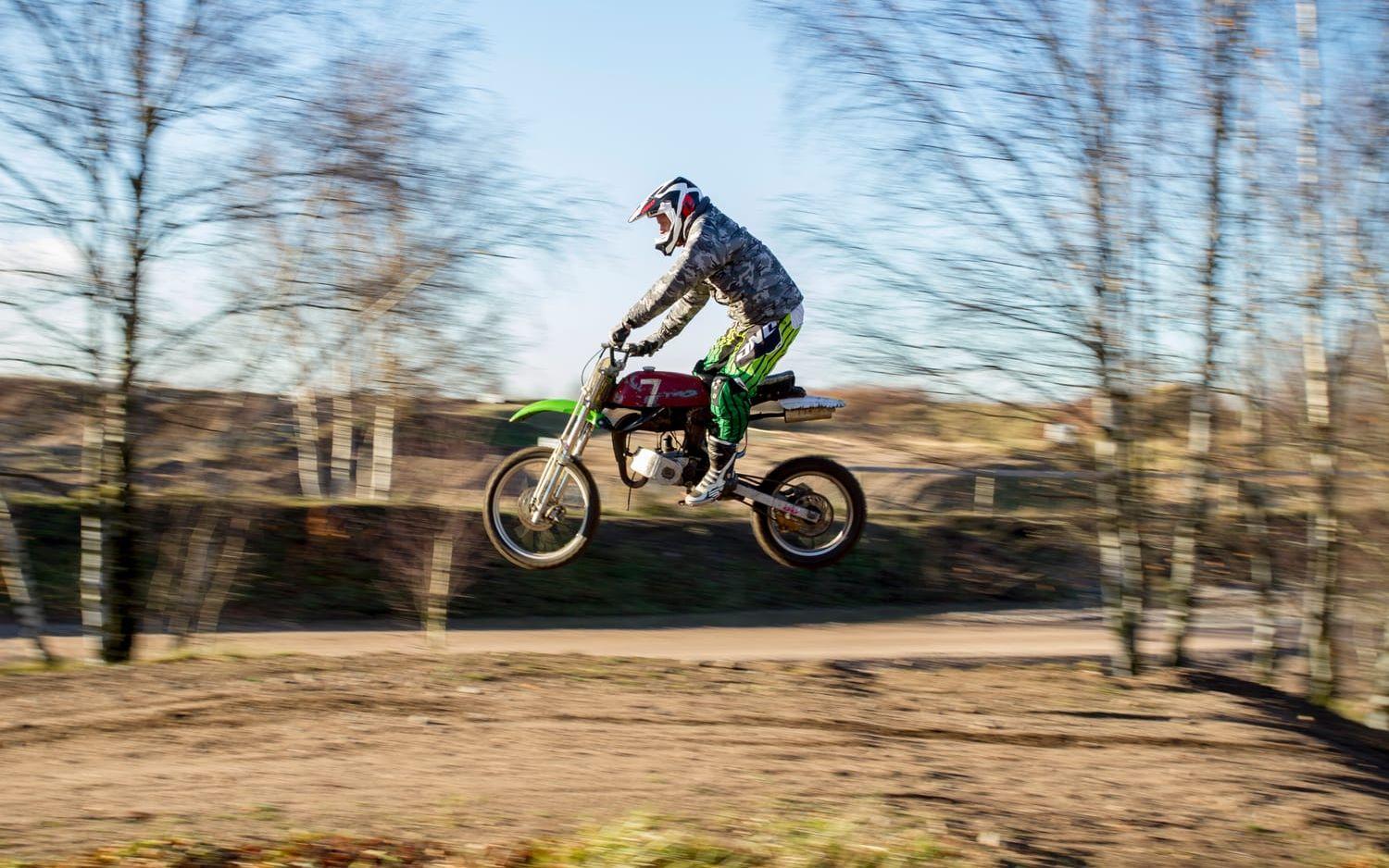 Moppehopp. ”Det är många motocrossförare som är med, det är en trevlig tävling” säger Daniel Widell som hoppar med moppen på mopperacet i Veinge. Bild: Kenny Hjälte