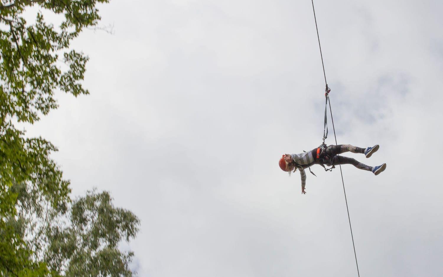 Testade ziplina. Isabelle Palmgren testade känslan av att hänga nästan fritt i luften. Kungsbyggets äventyrspark drog rekordpublik. Bild: Carina NIlsson