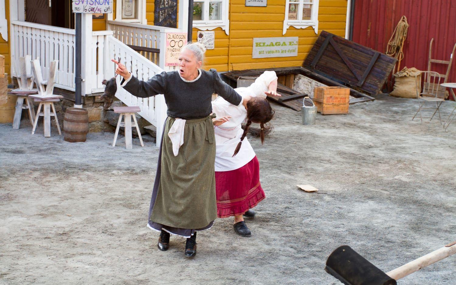Sviskon och besvär. Med den gamla lanthandeln i Hasslöv som en fantastisk kuliss var det i juli premiär för lustspelet Sviskon och besvär, som har engagerat massor av människor i byn. Bild: Carina Nilsson