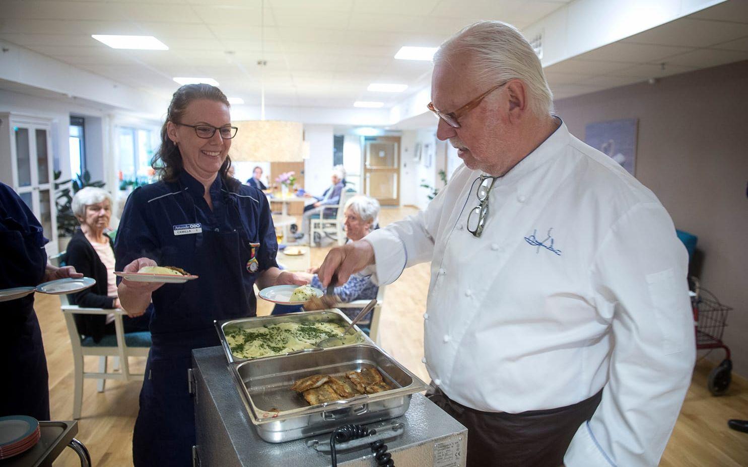 Undersköterskan Camilla Johansson och Leif Mannerström hjälptes åt att lägga upp maten. Bild: Jörgen Alström