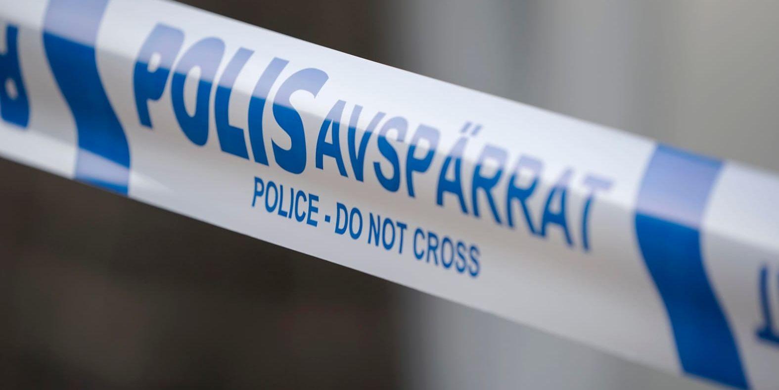 En man har hittats död i Oskarström i Halland. Polisen vet ännu inte vad som ligger bakom dödsfallet. Arkivbild.