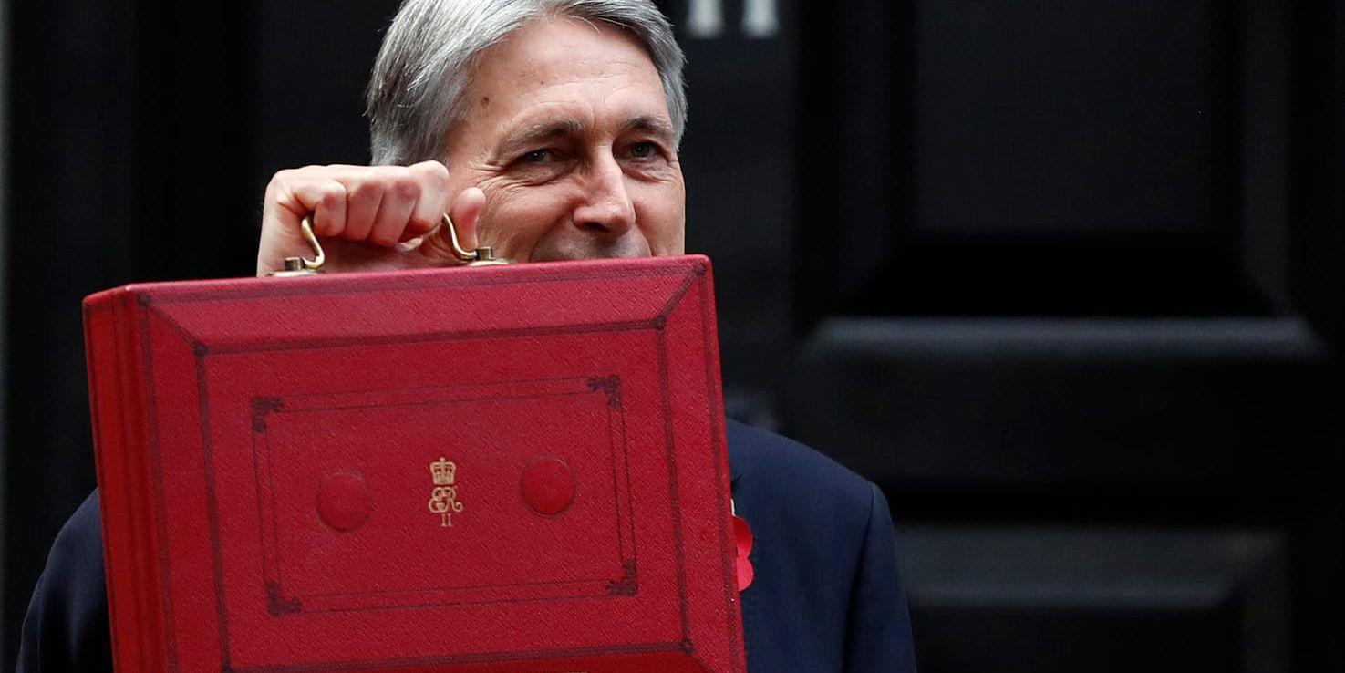 Storbritanniens finansminister Philip Hammond poserar med sin budgetportfölj framför tjänstebostaden 11 Downing Street i London.