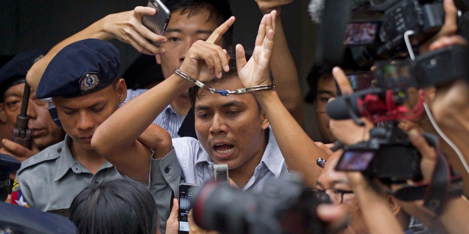 Kyaw Soe Oo förs ut från rättssalen i handbojor.