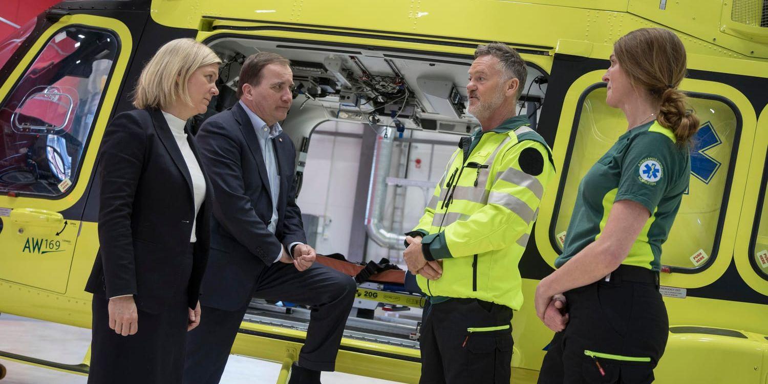 Per Marcusson, ansvarig läkare för ambulanshelikoptern, och sjuksköterskan Linda Fabricius visar Stefan Löfven och Magdalena Andersson den nya hangaren för ambulanshelikoptern i Gällivare.