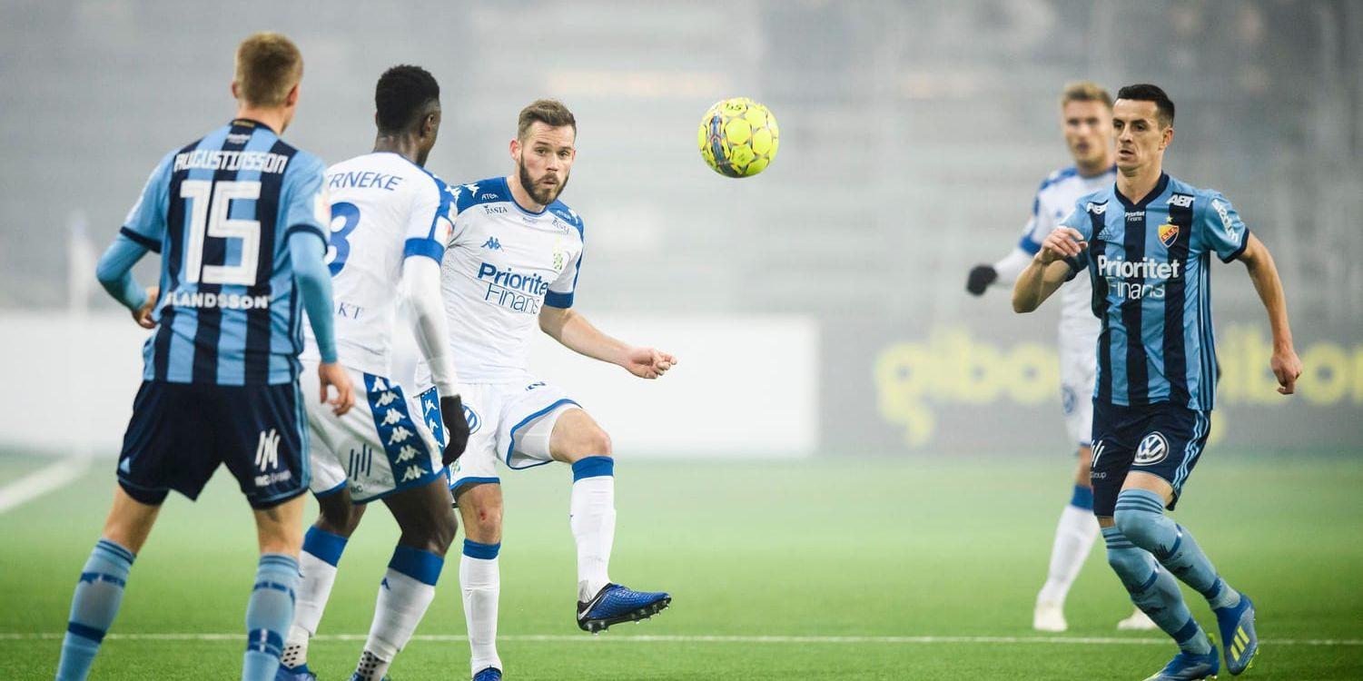 Emil Salomonsson (i vitt) och hans IFK Göteborg förlorade, men säkrade ändå allsvenskt kontrakt.