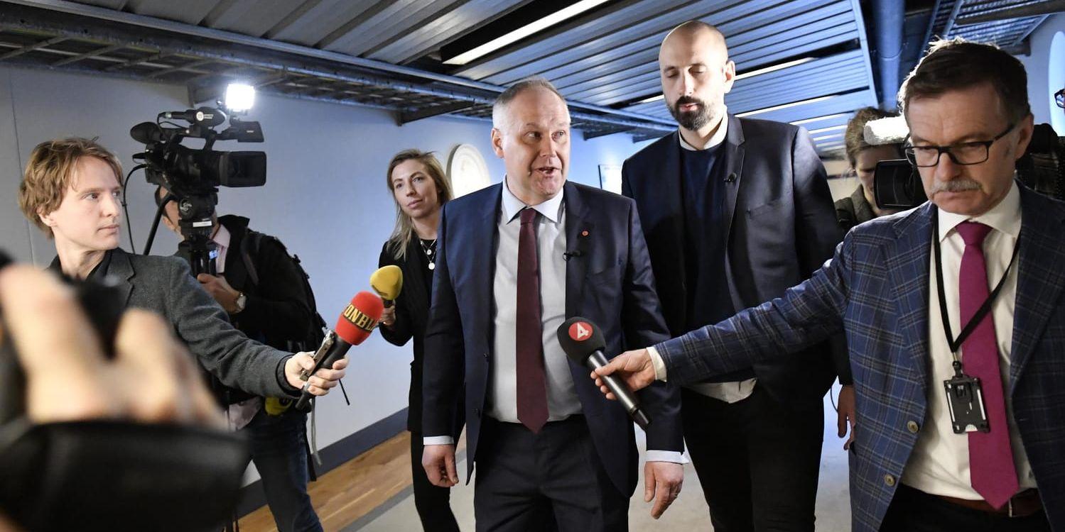 Vänsterpartiets partiledare Jonas Sjöstedt på väg till mötet med riksdagens talman.