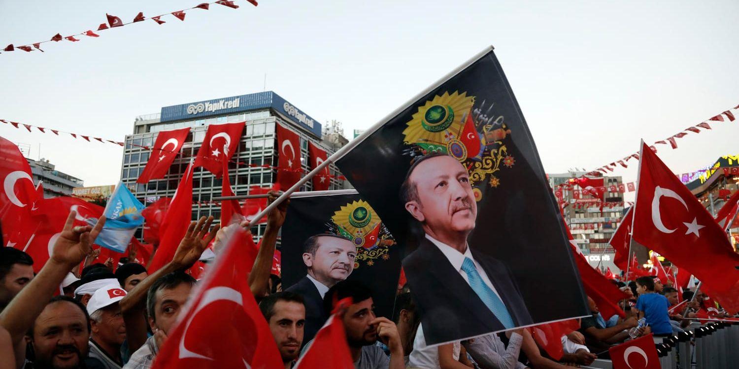Erdogan-anhängare i Ankara firar tvåårsdagen av den misslyckade militärkuppen 2016. Nu är undantagstillståndet som då infördes borta.
