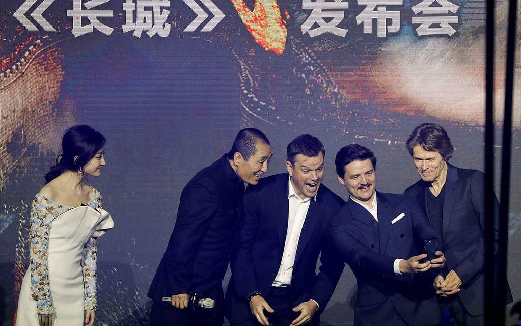 "Matt Damon spelar inte en roll som var tänkt för en kinesisk skådespelare. Hans ankomst är viktig för storyn och poängen. Det finns fem stora hjältar i filmen och han är en av dem. De andra fyra är alla kineser", skriver regissören Zhang Yimou i ett uttalande. Foto: TT.