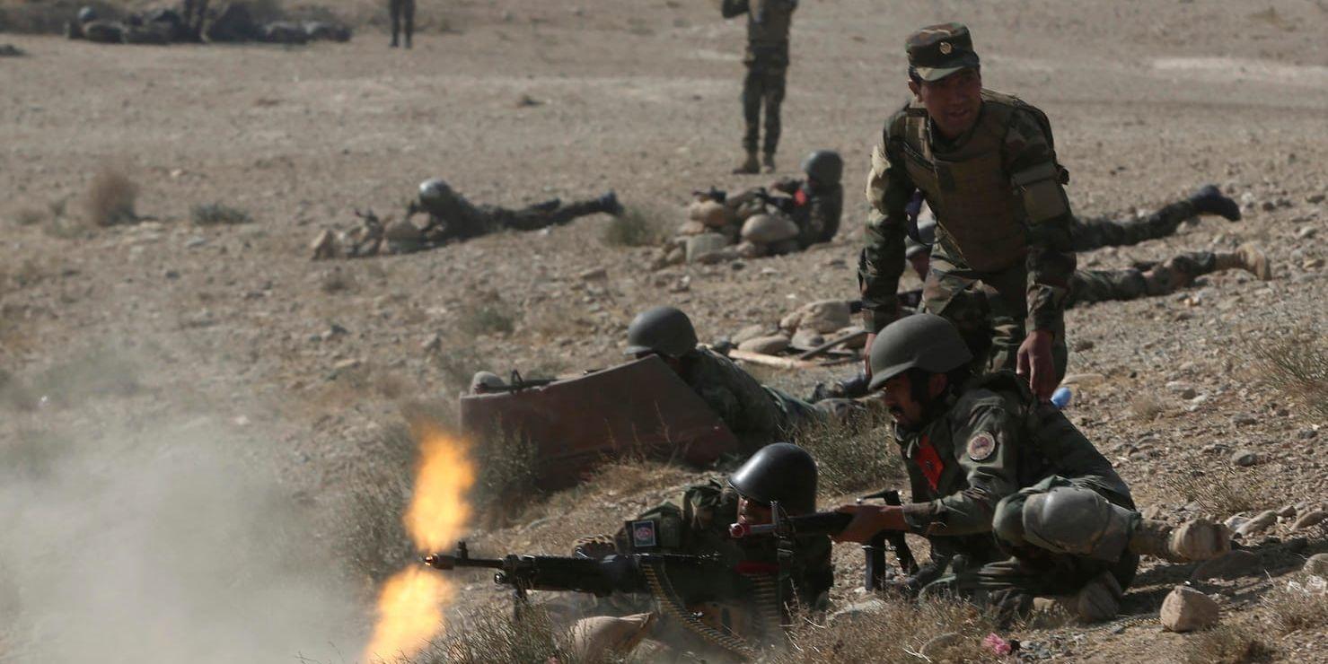 Det afghanska försvaret är hårt pressad av attentat just nu. Bild från militärövning i Kabul.