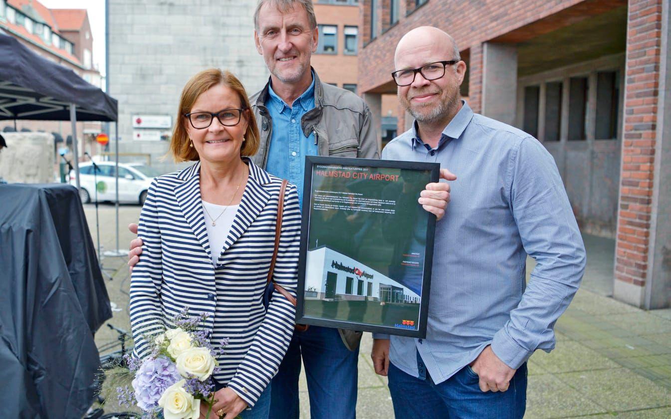 Tacksam trio. Camilla Tovstedt, Leif Jönsson och Erik Sjöberg var mycket glada för att Fredblads tog hem årets arkitekturpris i vad de tyckte var väldigt hård konkurrens. Foto: Jari Välitalo