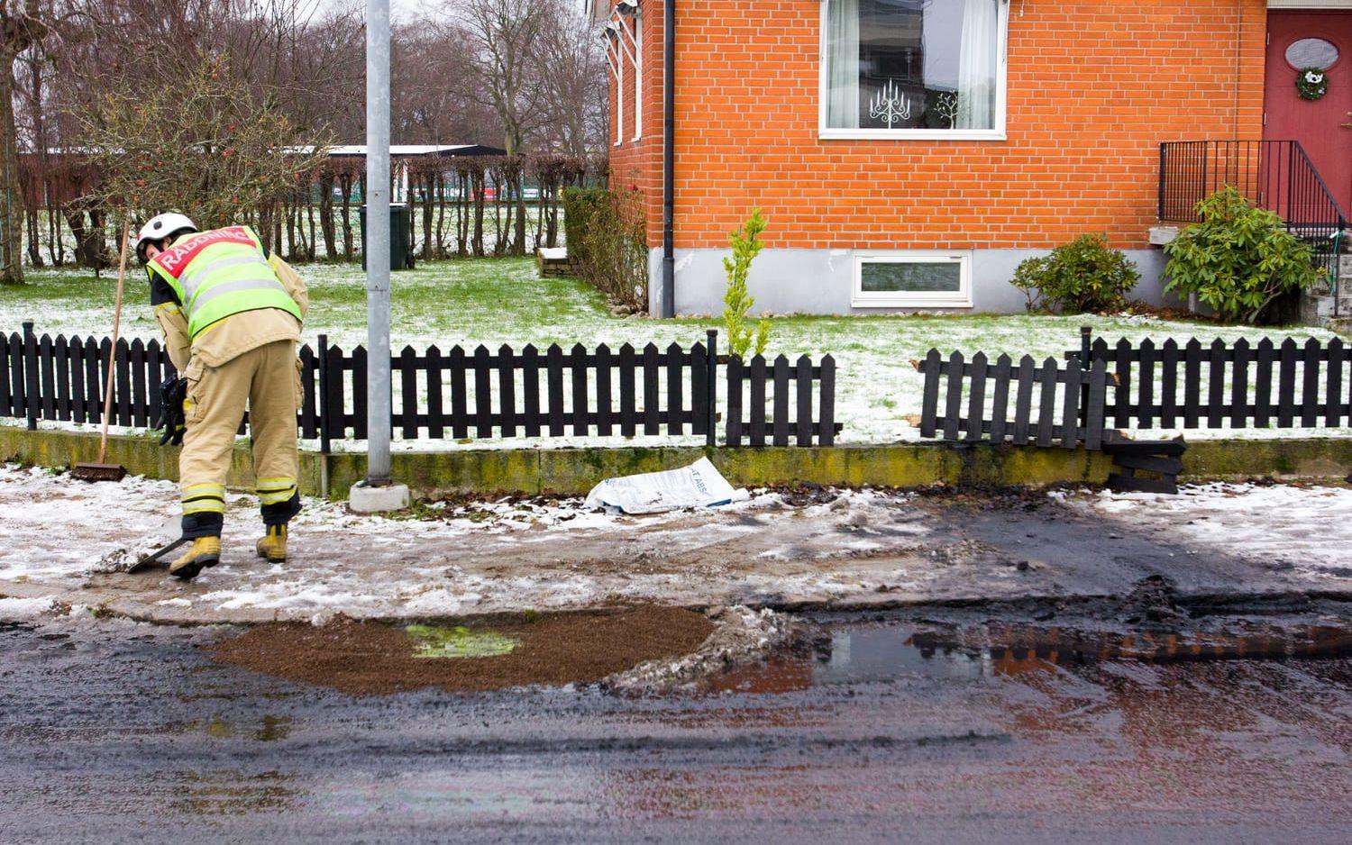 Epatraktorn fick sladd på den moddiga vägbanan och for in i ett staket på Blomstervägen i Laholm. Bild: Jonatan Gernes