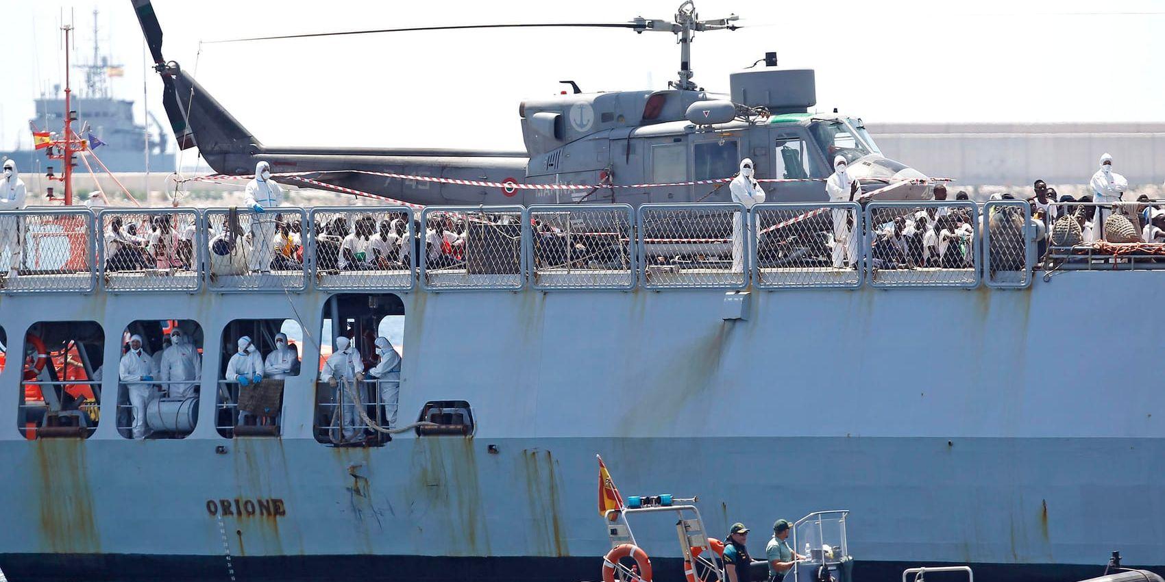 Räddningsfartyget Aquarius, med över 600 migranter ombord som räddats ur Medelhavet utanför Libyens kust, blev snabbt en symbol för EU-ländernas olika inställning i migrationspolitiken. Till slut fick fartyget gå in i en hamn i Valencia, Spanien. Bilden är från 17 juni 2018.