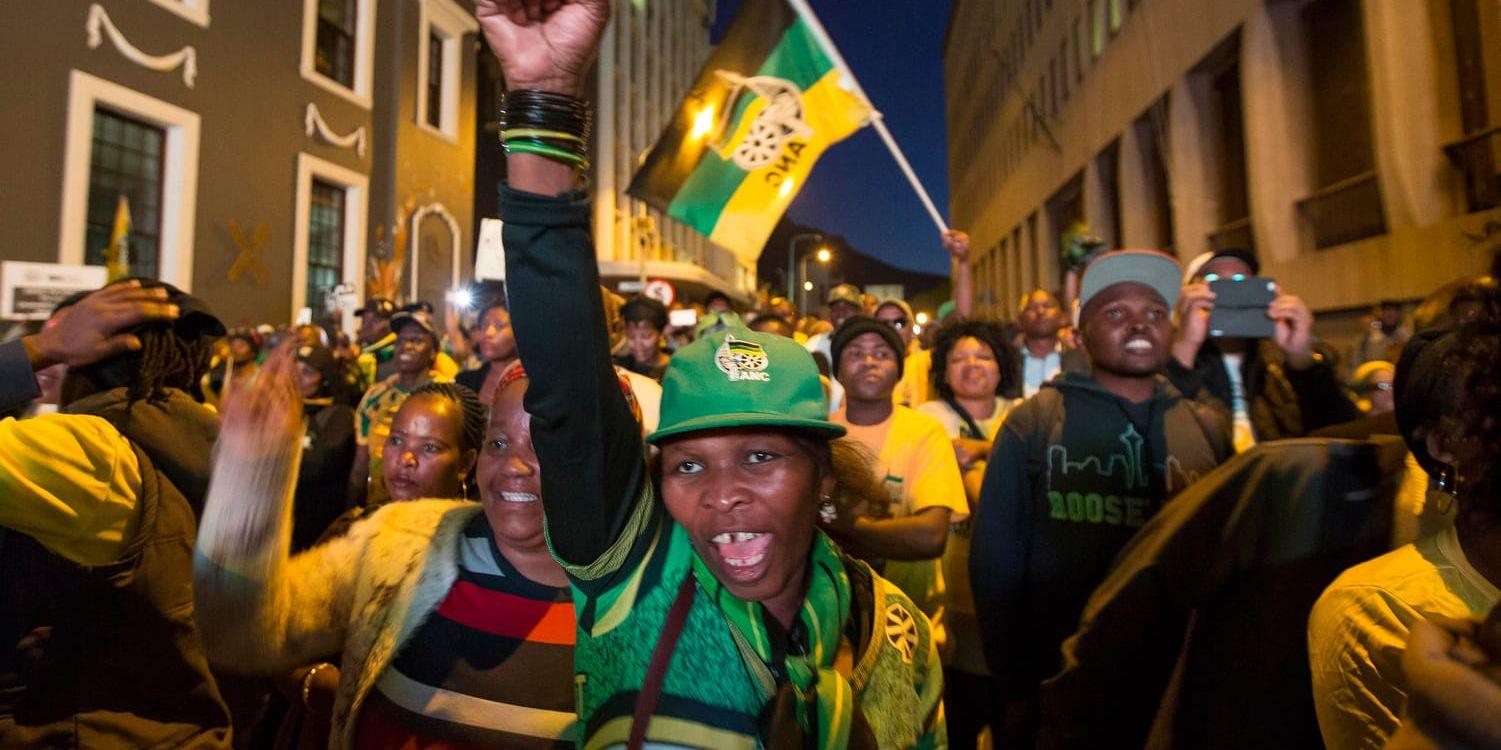 I helgen väljer Sydafrikas regeringsparti ANC ny partiledare – som sannolikt blir landets nästa president efter den korruptionsanklagade Jacob Zuma. På bilderna visar Zumaanhängare i Kapstaden sitt stöd för presidenten sedan han klarat en misstroendeomröstning i augusti i år. Under Zumas tid vid makten har stödet för ANC försvagats.