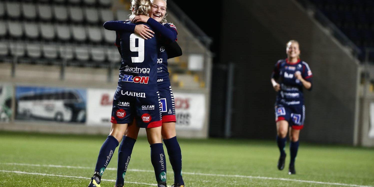 Linköpings Frida Leonardsen Maanum kramar om Lina Hurtig efter 2–0-målet mot Apollon Limassol.