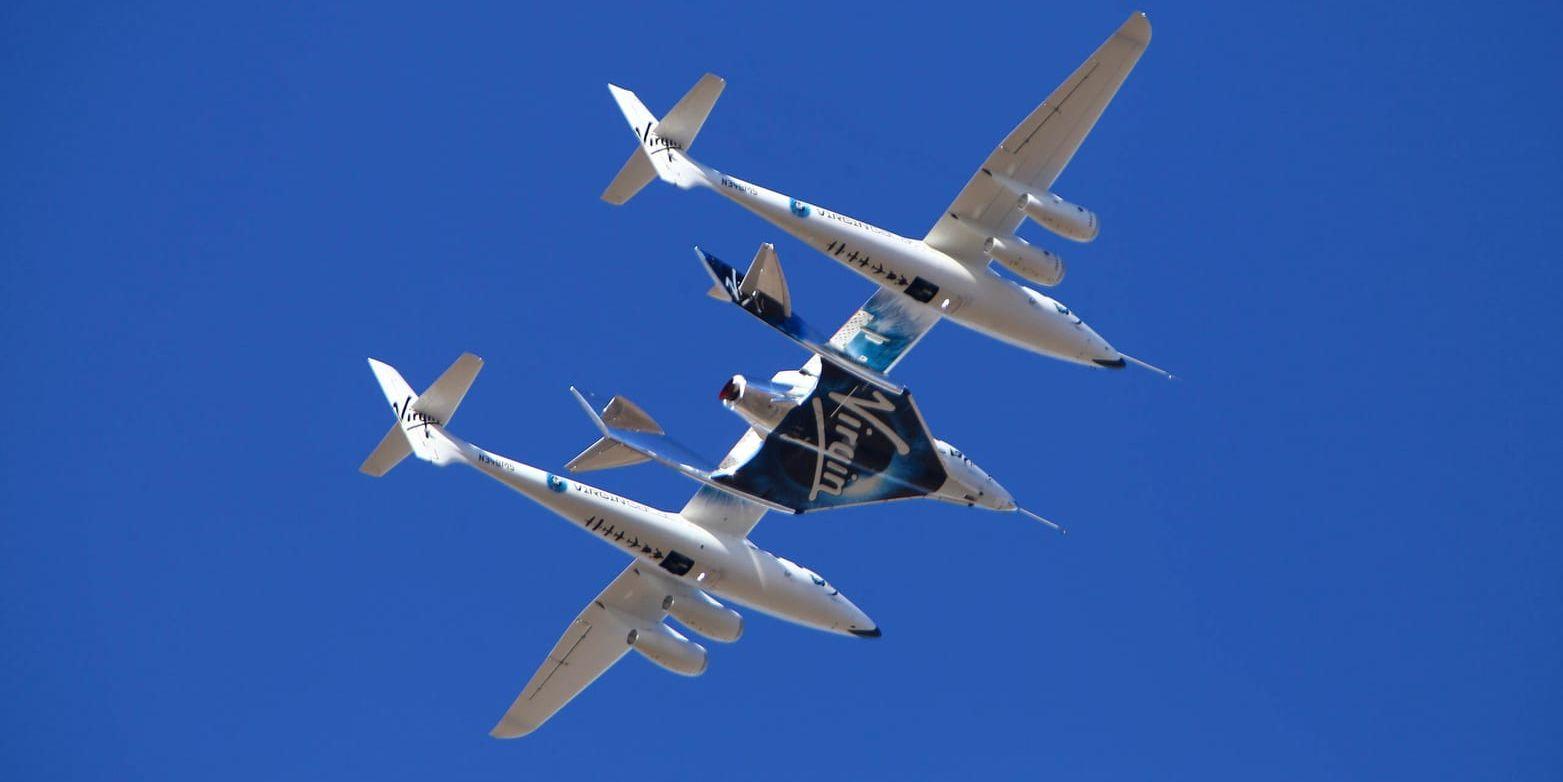 Virgins rymdskepp Unity, monterat i mitten på det större dragplanet, vid fredagens uppskjutning från Mojave i Kalifornien.