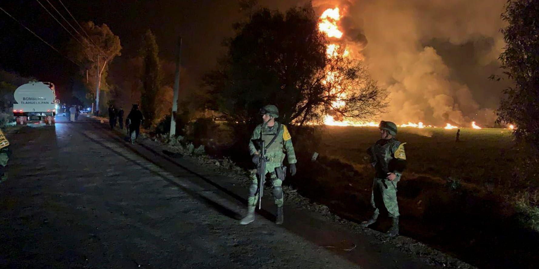 Soldater står vakt i fredags i närheten av området där en pipeline exploderat.