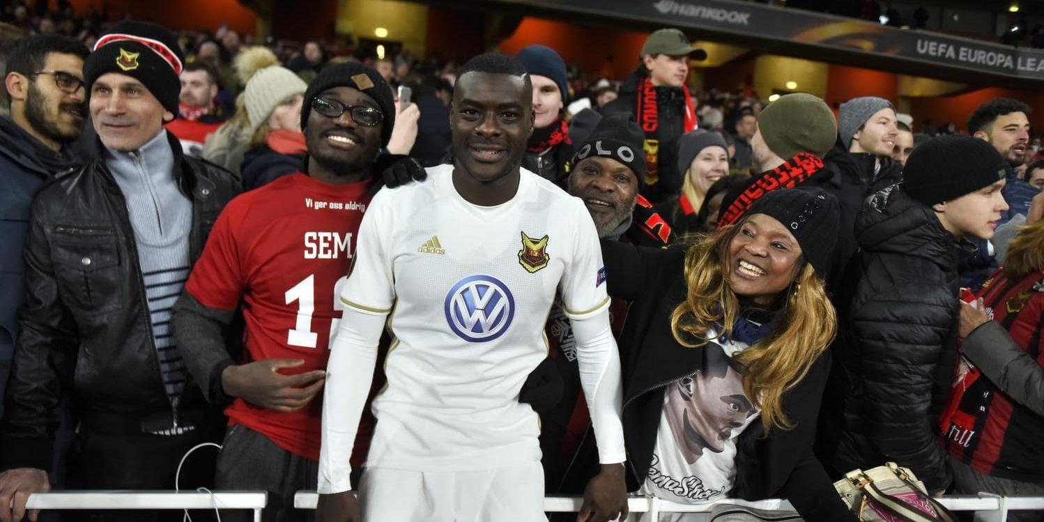 Ken Sema firar segern mot Arsenal med mamma, pappa och fansen.