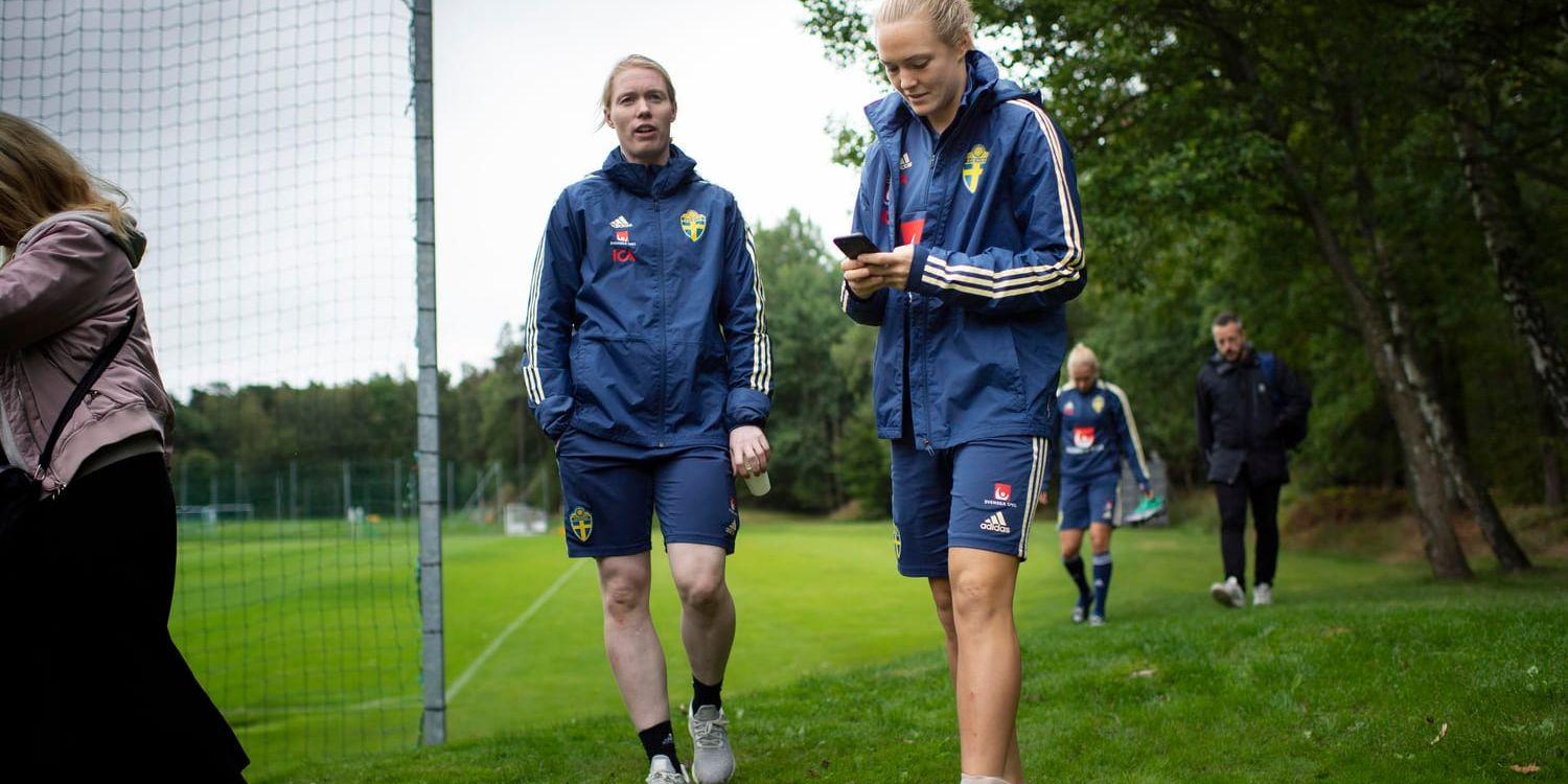 Magdalena Eriksson, till höger, tillsammans med målvakten Hedvig Lindahl i samband med landslagets träning i Göteborg.