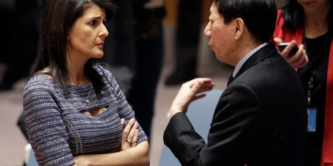 USA:s FN-ambassadör Nikki Haley (till vänster) i samtal med Kinas vice FN-ambassadör Wu Haitao i samband med fredagens sammankomst i FN-högkvarteret i New York. Kina, som är Nordkoreas viktigaste allierade, har möjlighet att lägga sitt veto mot nya resolutioner i säkerhetsrådet, men röstade för sanktionerna.