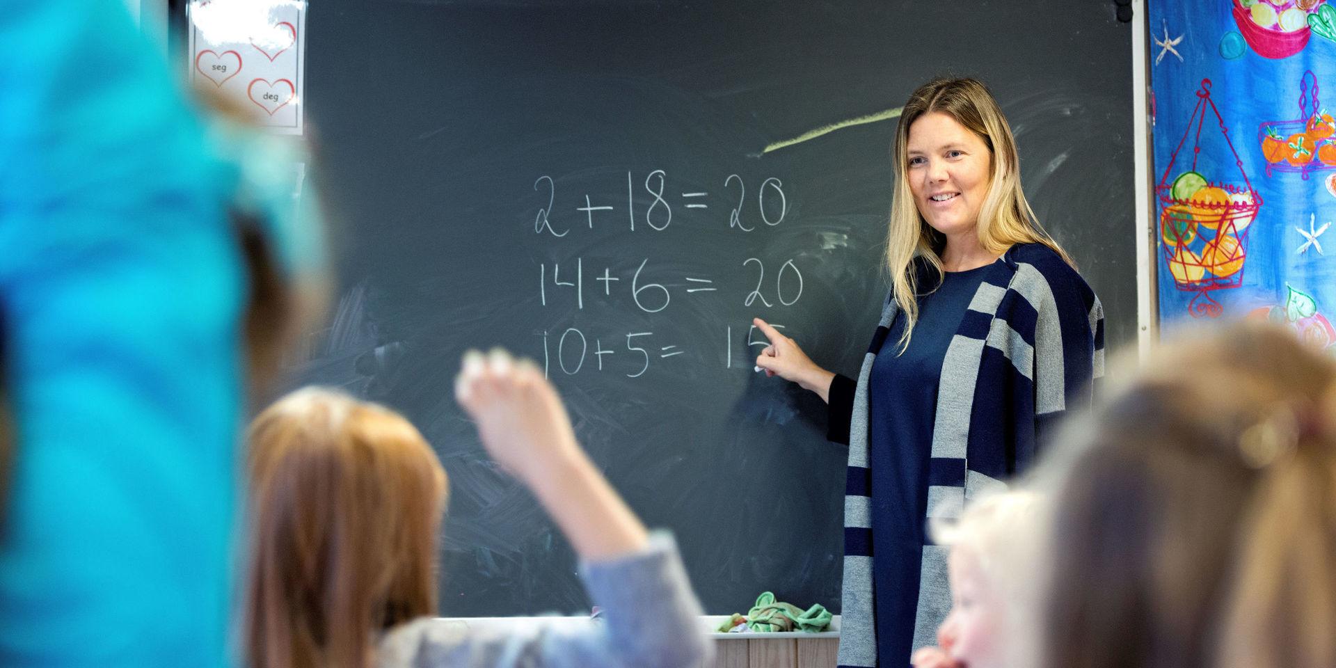 Visar vägen. Det behövs fler utbildade lärare i Sverige.
