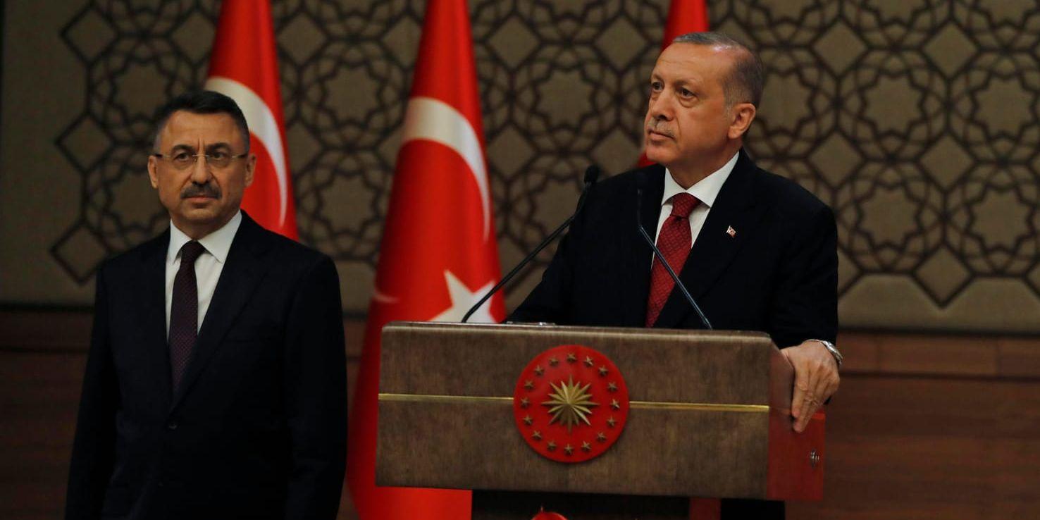 Turkiets president Recep Tayyip Erdogan, till höger, tillsammans med vicepresident Fuat Oktay, som på onsdagen meddelade Turkiets nya tullar på flera produkter från USA.