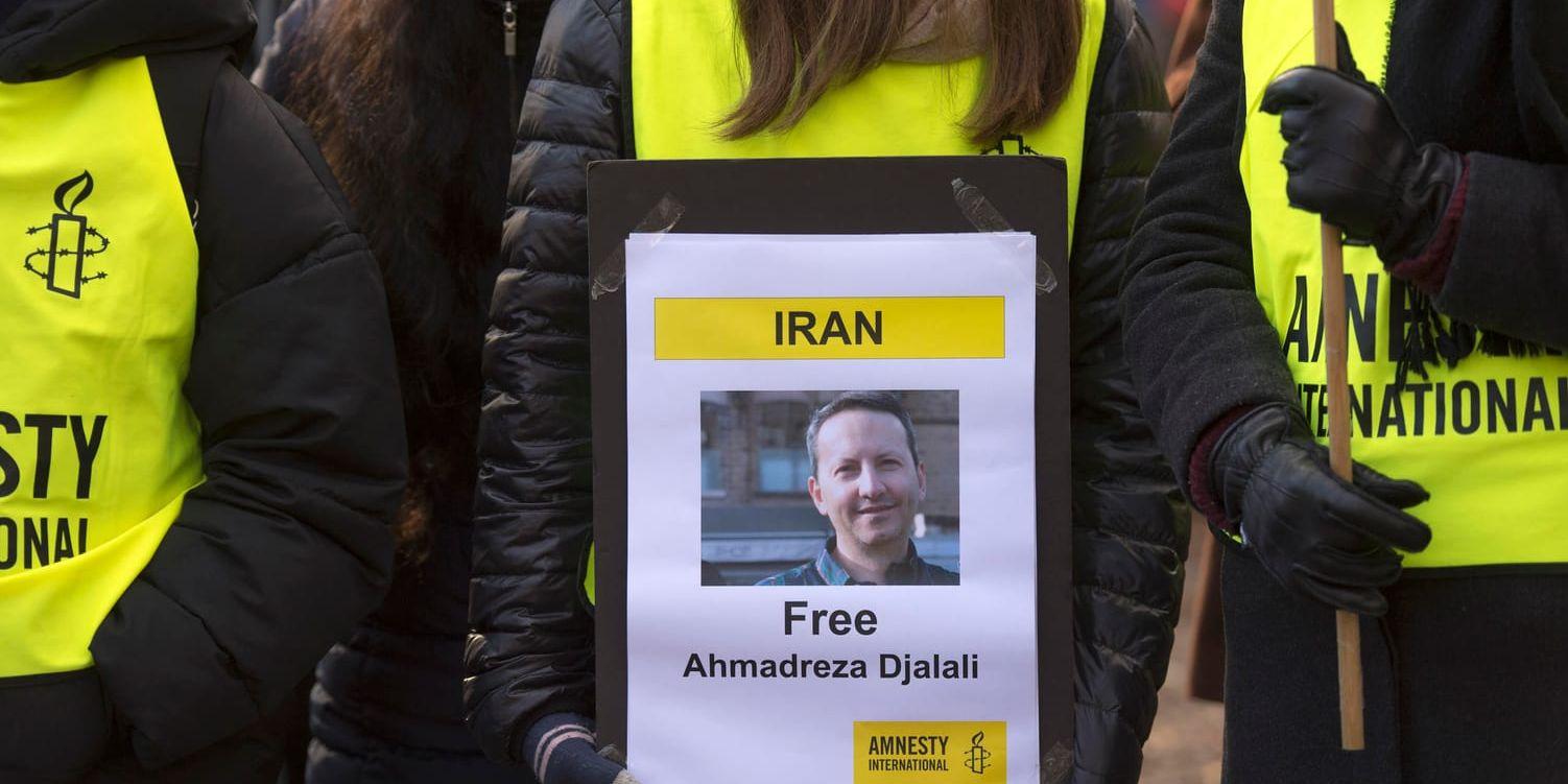 Bild från en demonstration utanför Irans ambassad i Sverige för den fängslade KI-forskaren Ahmedreza Djalali. Arkivbild.
