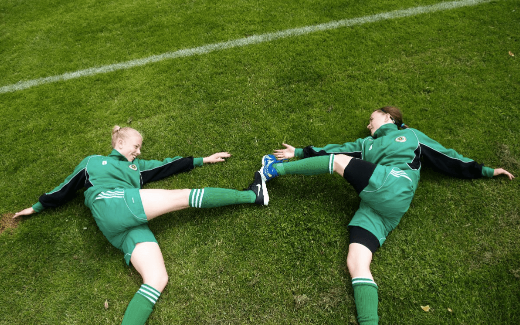 Stretching. Hälsinglandborna Johanna Forsberg (till vänster) och Pauline Larsson (till höger) tycker inte att det är roligt att stretcha, men vill samtidigt undvika skador.  Bild: Lina Salomonsson