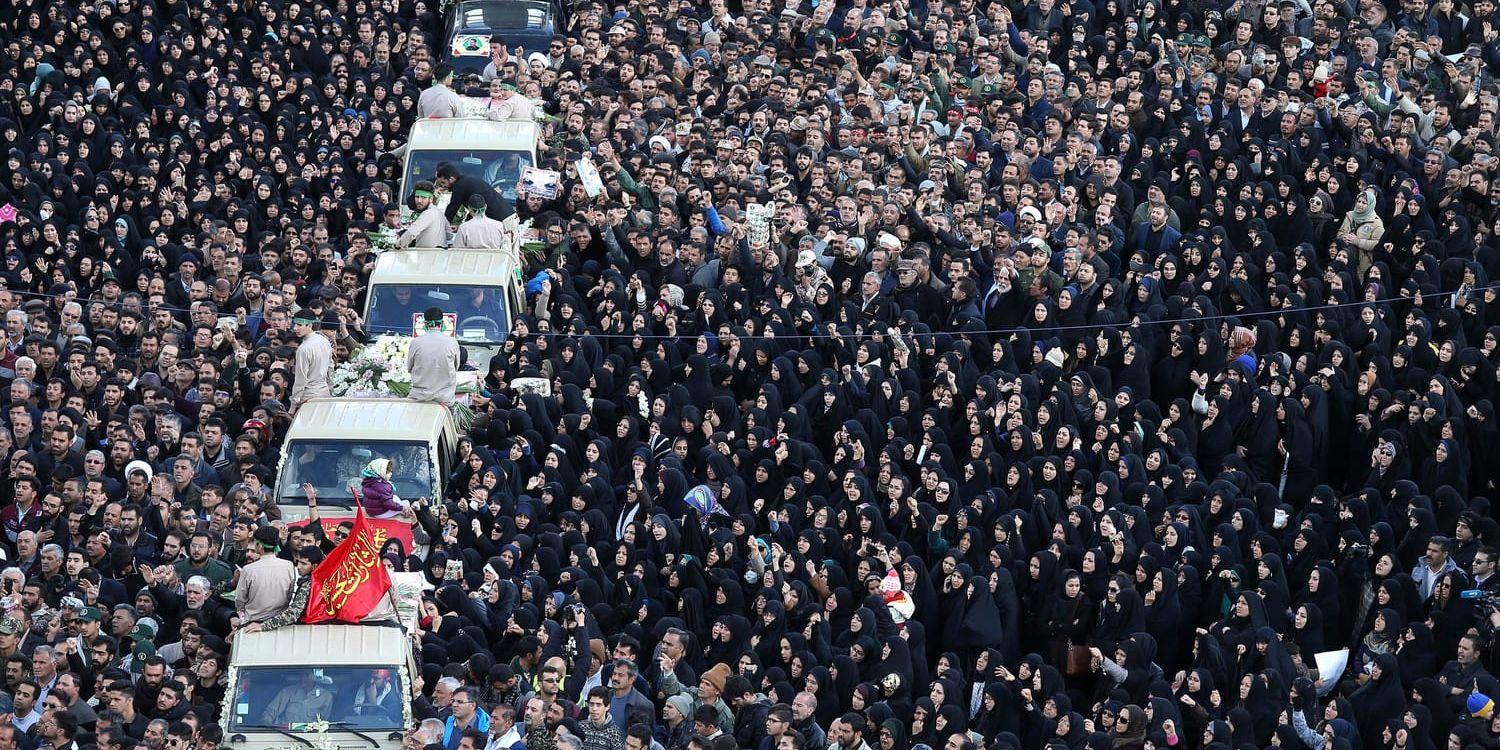 Sörjande vid begravningen för de medlemmar i revolutionsgardet som dödades i ett självmordsattentat.