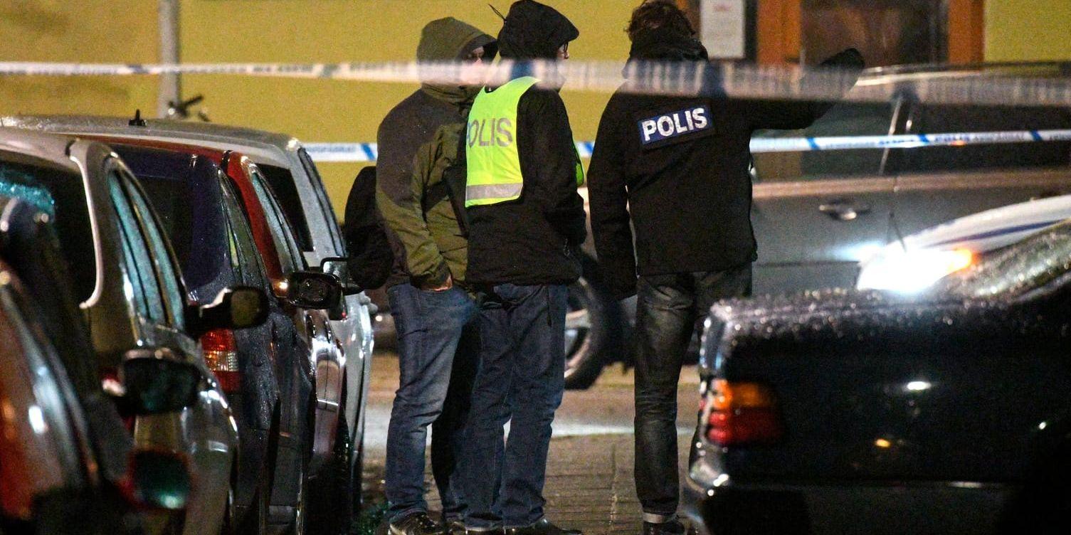 Poliser på plats i stadsdelen Seved i november efter ett av alla höstens mord i Malmö. Åklagare slår nu återigen larm om att för få poliser jobbar med mordutredningarna. Arkivbild.