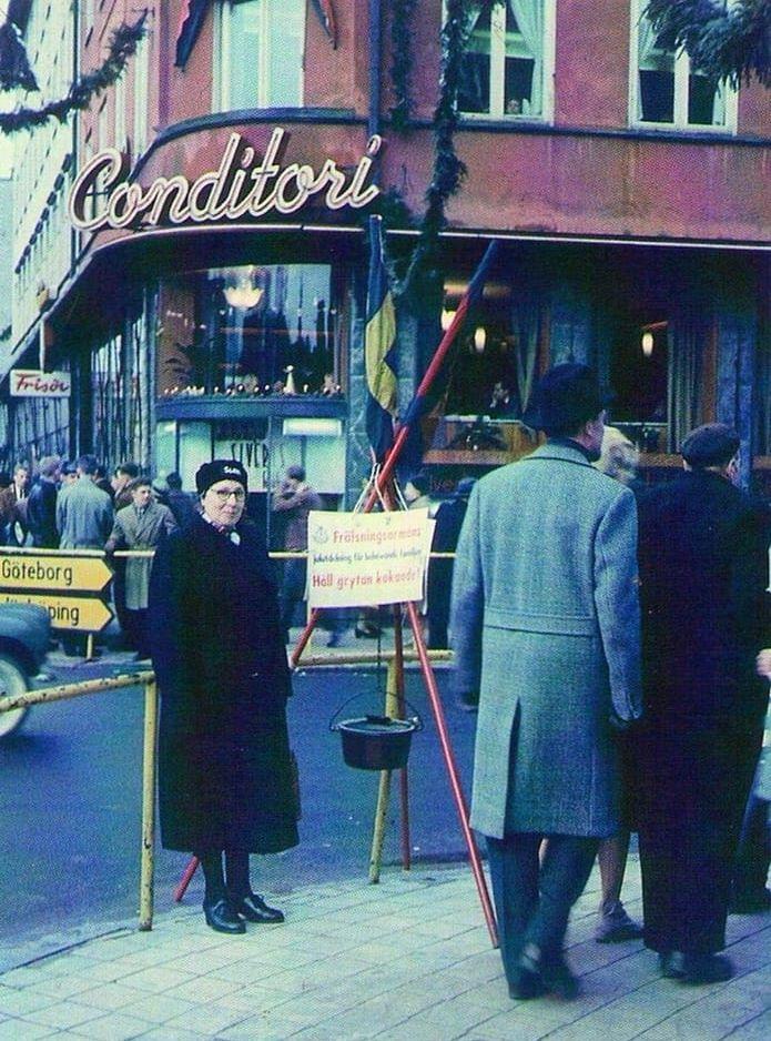 Frälsningssoldaten och grytan, här i korsningen Brogatan-Köpmansgatan i slutet av 1950 talet. (Kvinnan på bilden är dock inte Laura Petri). Bild: Föreningen Gamla Halmstad