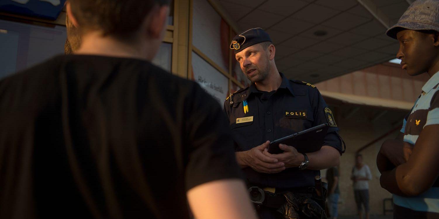 Det är alldeles för ovanligt att få syn på en polis, som här på Vallås i Halmstad, för att medborgarna ska kunna känna sig trygga.