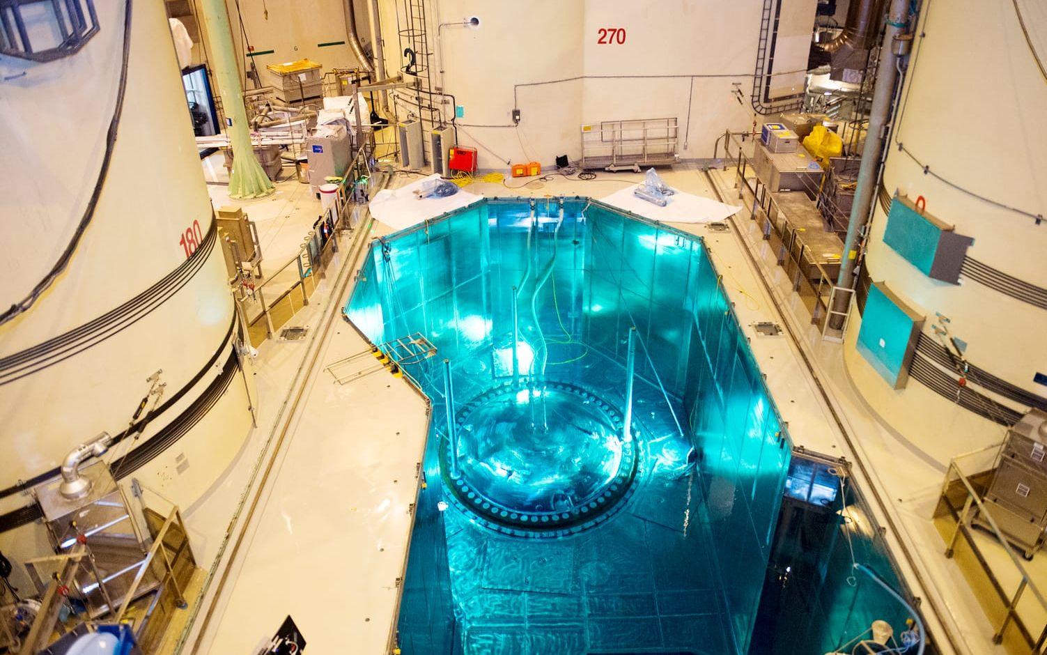 Bild över den vattenfyllda bassängen i reaktorhallen. Det är bara under revisionen som bassängen är fylld med vatten som är en extra barriär mot strålning och hetta. I botten skymtar  reaktortanklocket.