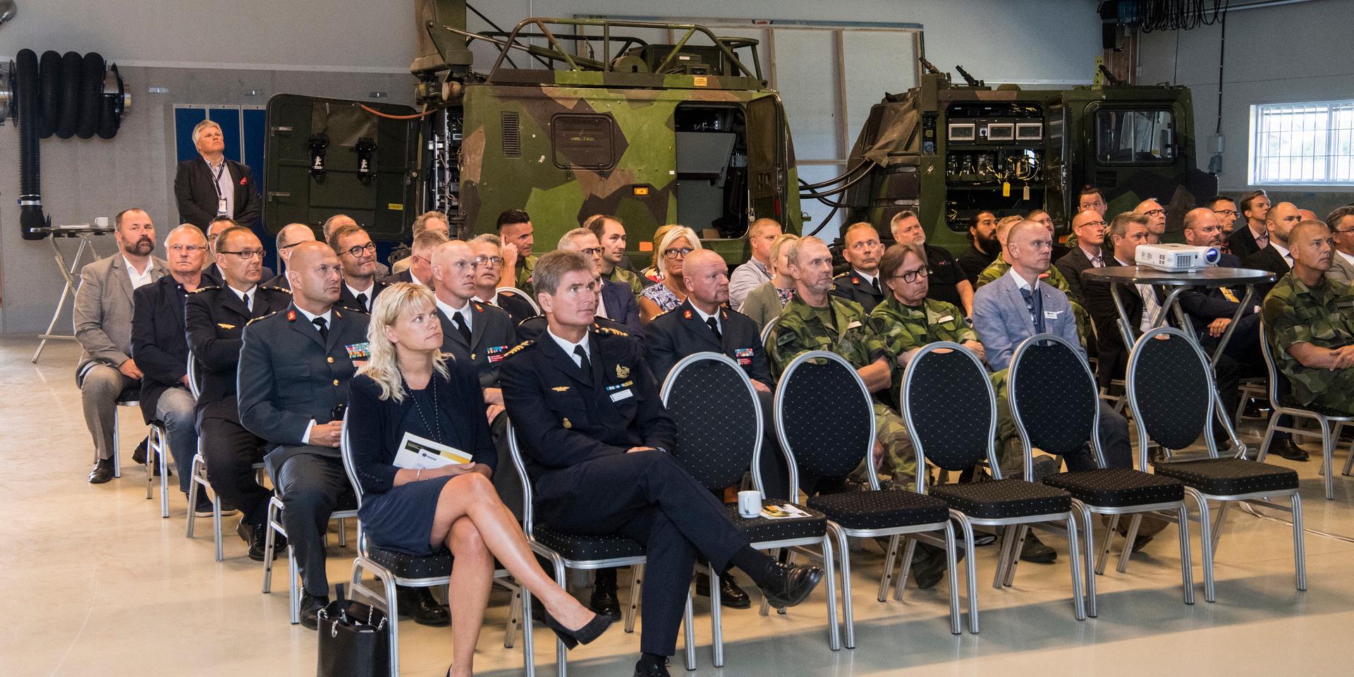 Vid invigningen lyssnade personal från Lv 6, FMTS och MHS H på Jan Forsberg (före detta lärare vid Försvarshögskolan) när han bland annat berättade om vilken utrustning Ryssland visade upp under storövningen Zapad 2017 i höstas.