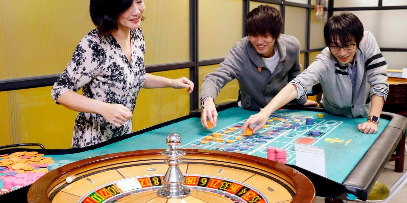Studenter spelar roulette vid Japans kasinoskola i Tokyo i december 2016. Nu har överhuset antagit ytterligare en lag som banar väg för legalisering.