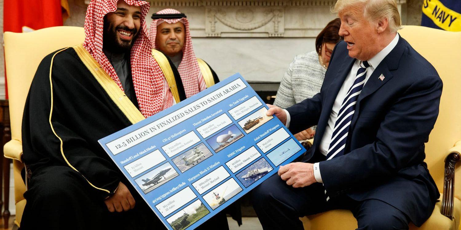 USA:s president Donald Trump visar på tisdagen den saudiske kronprinsen Mohammed bin Salman en karta över vapenaffärer med Saudiarabien.