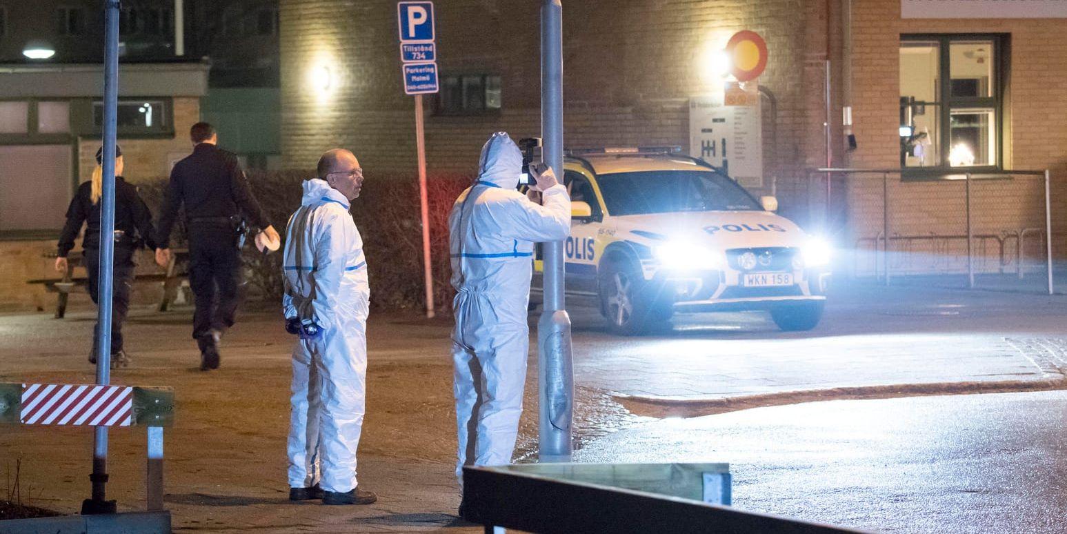 En man i 30-årsåldern hittades den 28 december i fjol död i en vändzon utanför Nydalaskolan i Malmö. Två kvinnor och en man är misstänkta för inblandning i mordet. Arkivbild.