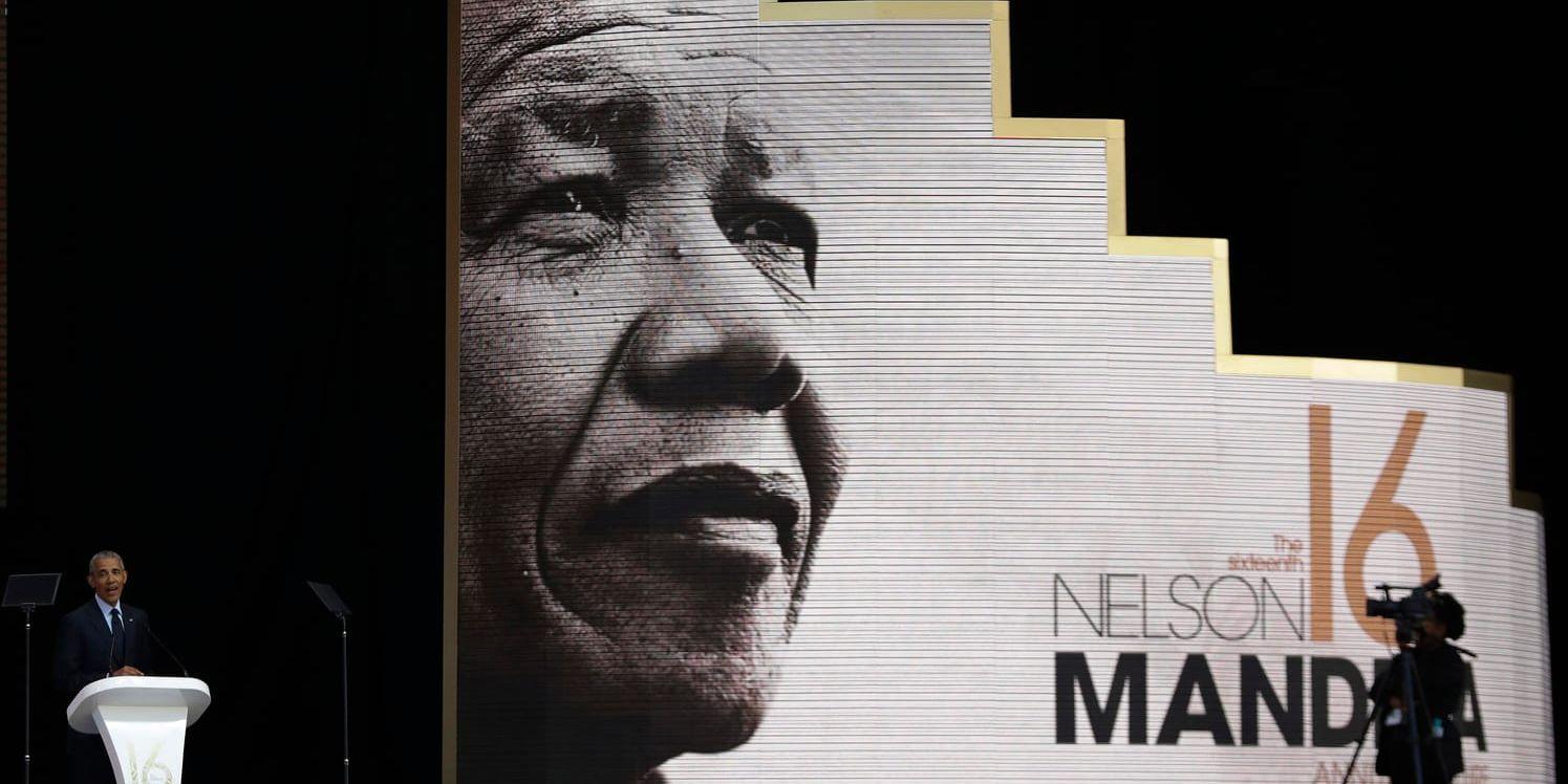 USA:s förre president, Barack Obama, hyllar Nelson Mandela vid ett tal i Johannesburg på tisdagen.