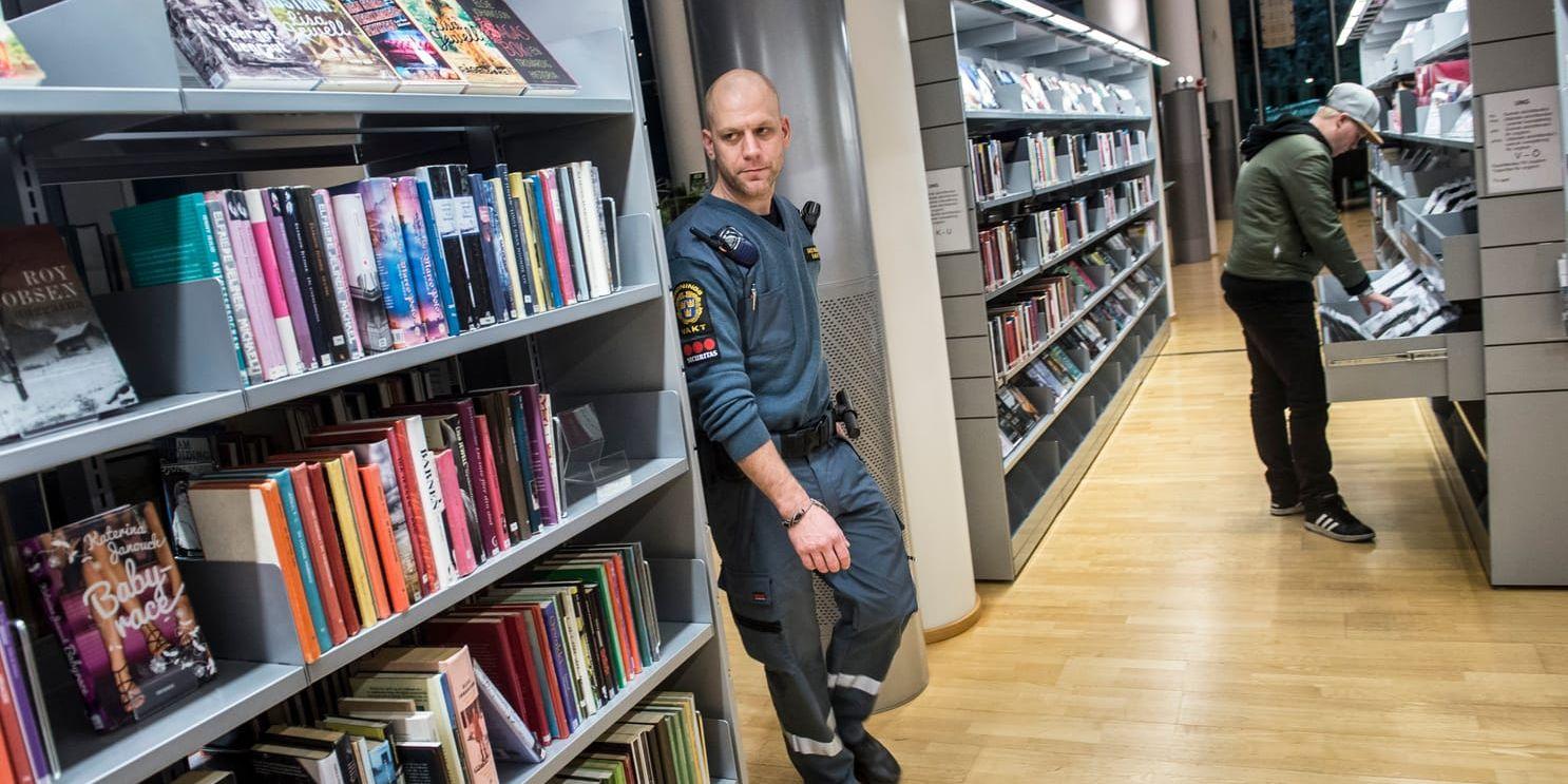 Henrik Olsson från Securitas är en av de ordningsvakter som varje eftermiddag brukar patrullera på Stadsbiblioteket. Bild: Jari Välitalo