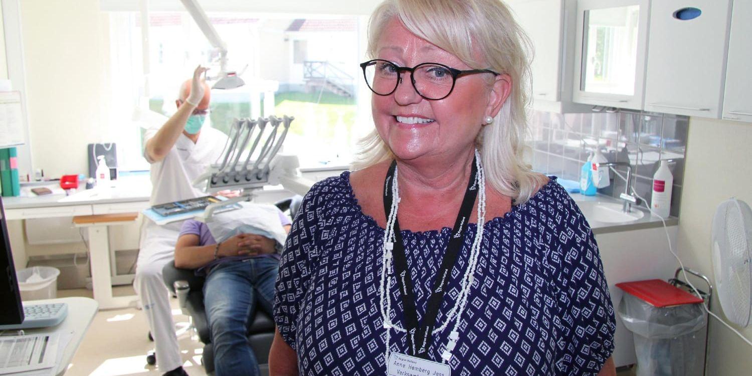 Framtid. Folktandvårdens klinkchef Anne Hemberg Jess ser fram emot att ett nytt behandlingsrum ska byggas i höst. I bakgrunden syns tandläkare Göran Lindblad i bakgrunden som tar hand om en patient.
