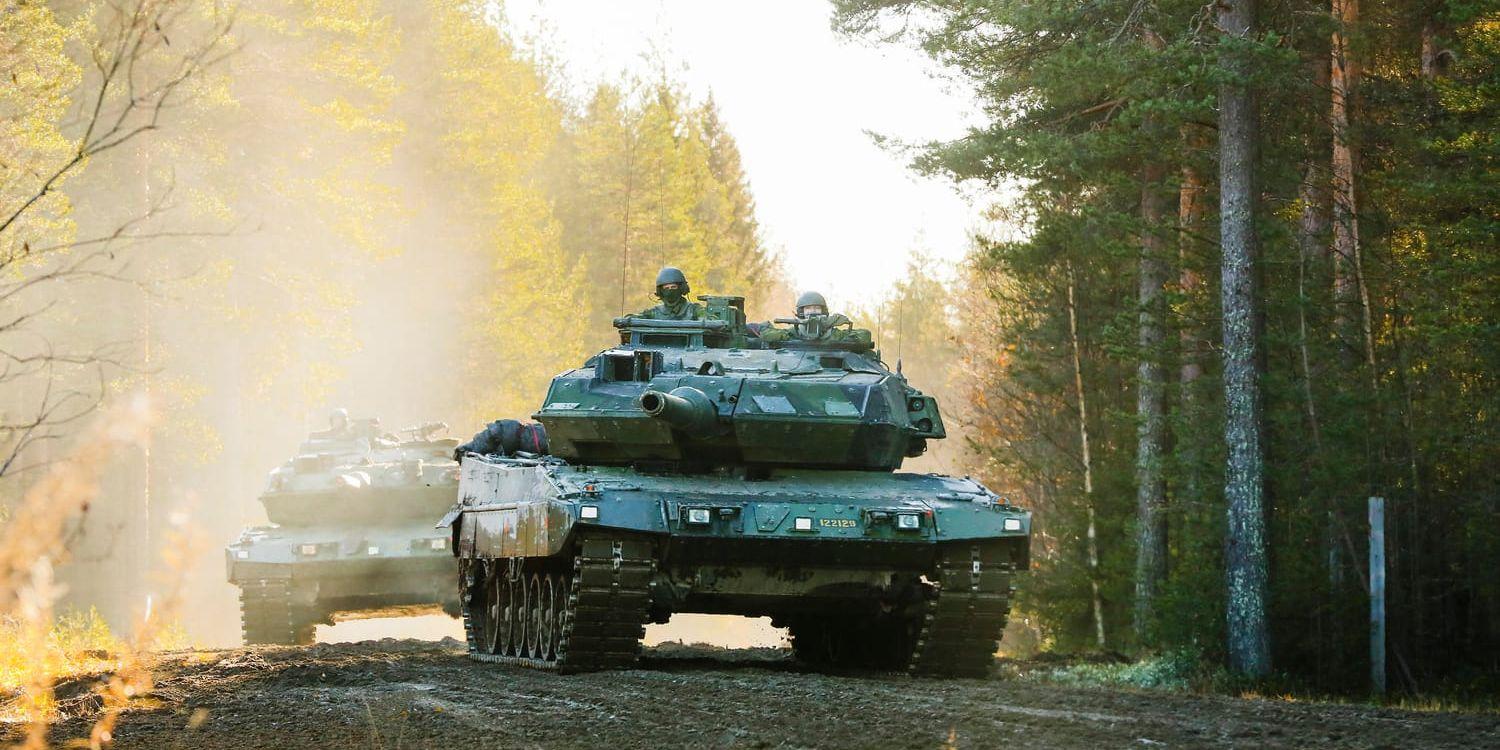Svenska stridsvagnar av modell 122 (Leopard) under förberedelser på Norrbottens regemente I 19 i Boden inför Natoövningen.