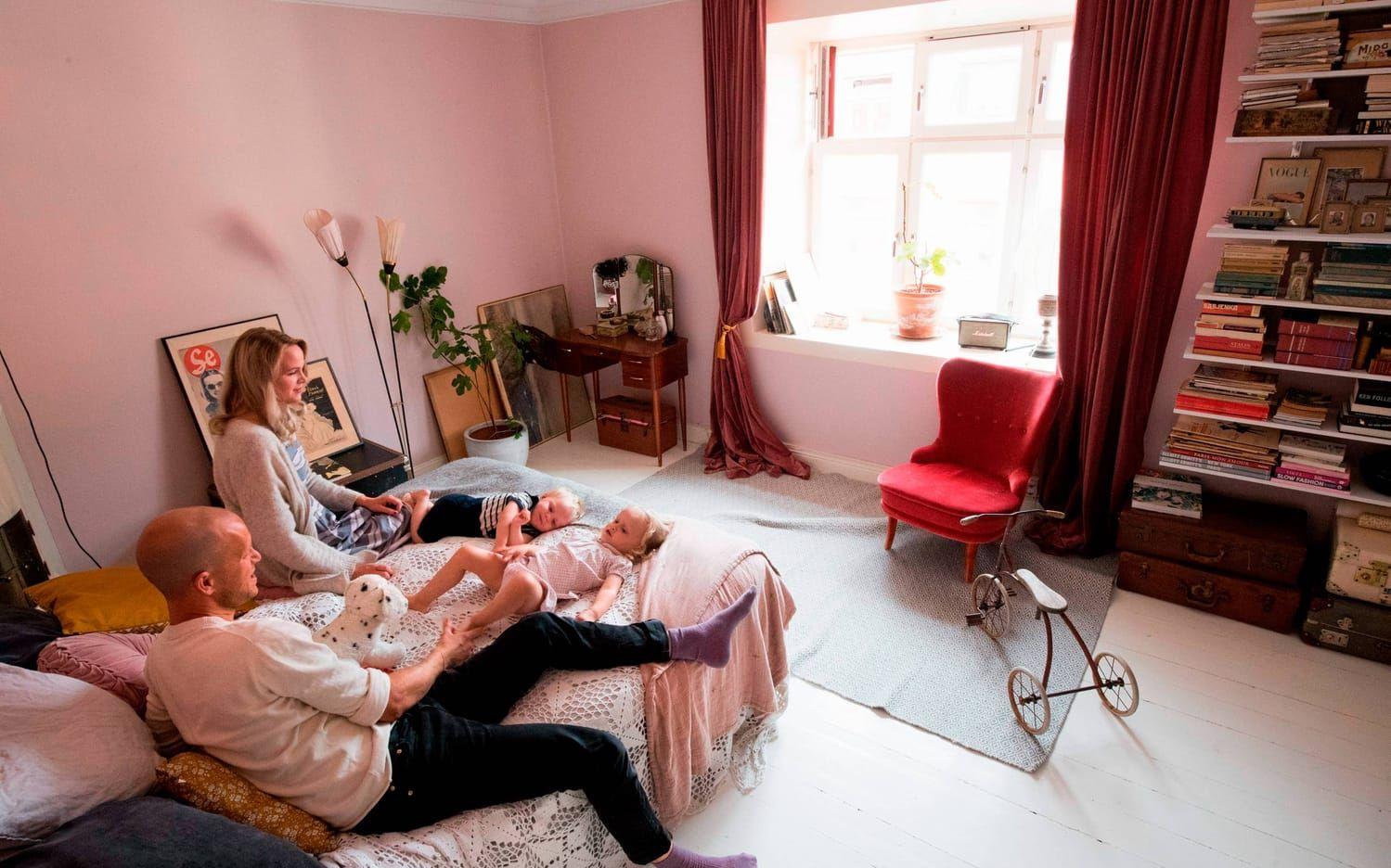 Skippa stora möbler som tar upp mycket väggyta – de tar lätt över och krymper rummet, tipsar Emma och John Sundh. Bilder: Fredrik Sandberg